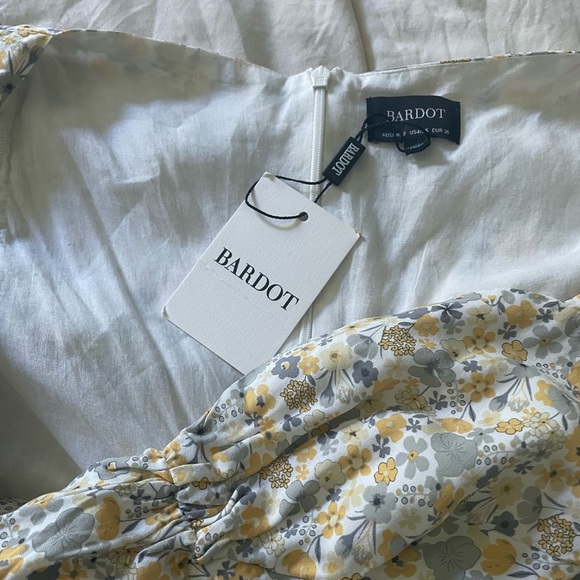 Cindy Sweetheart Dress in Soft Yellow Floral
Bardot 💛 - Picture 5 of 8